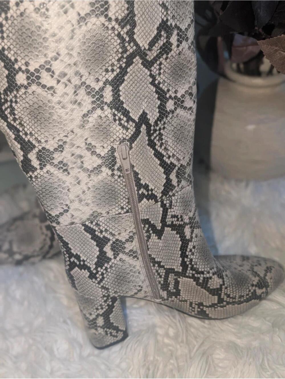 a new day Women's Gray and Black Snake Print Combat Boots Size 9.5 W New With T - Picture 2 of 4